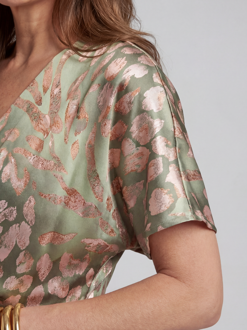 Coral | vestido midi con estampado abstracto, escote en v y cintura con nudo