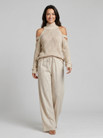 Cargar imagen en el visor de la galería, Conjunto de top de cuello tortuga en punto beige con hombros al descubierto y pantalones de pierna ancha
