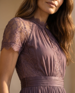 Cargar imagen en el visor de la galería, Flavia | Vestido largo morado con escote en forma de llave, borde de encaje de chiffon

