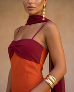 Cargar imagen en el visor de la galería, Zahara | Vestido en naranja con escote en rojo
